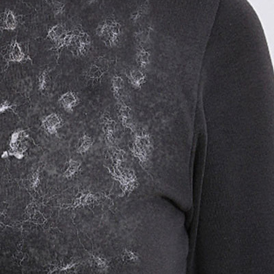 Jersey negro lleno de pelo de mascota
