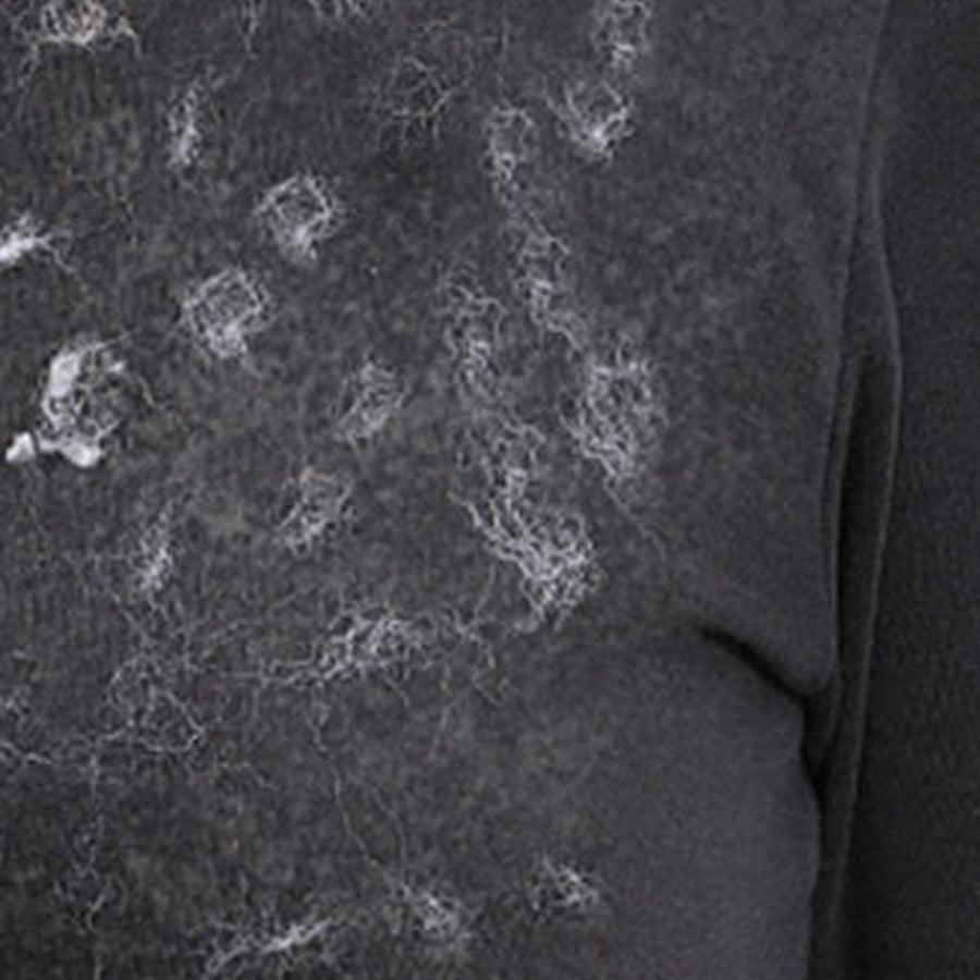 Jersey negro lleno de pelo de mascota